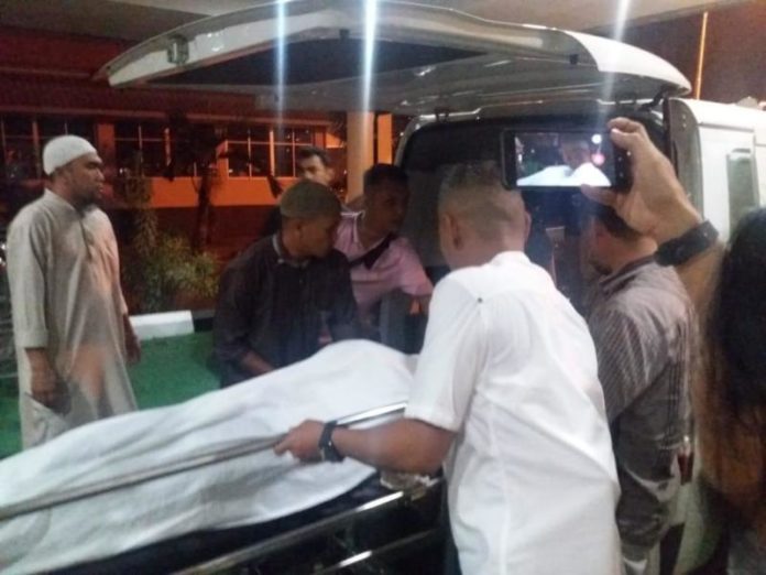 SEMAYAM. Jenazah Abdul dibawa ke rumah duka menggunakan mobi ambulan, Kamis (26/7) malam--Andi Ridwansyah