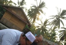 Fakultas Teknik Bantu Hasilkan Air Bersih AIR BERSIH. Dosen FT Untan, Eka Priadi (kemeja hitam), bersama pimpinan Pondok Pesantren As-Shiddiqiyyah, Desa Sungai Itik, Kecamatan Sungai Kakap, Kubu Raya, mencoba air bersih yang dihasilkan instalasi yang dibangun FT Untan. FT for RK