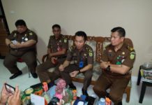 Difitnah dan Terzalimi, AF Bakal Lapor Balik BERI BANTAHAN. AJ (dua dari kanan) memberikan keterangan kepada wartawan di kantor Kejati Kalbar, Senin (6/8). Andi Ridwansyah-RK