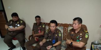 Difitnah dan Terzalimi, AF Bakal Lapor Balik BERI BANTAHAN. AJ (dua dari kanan) memberikan keterangan kepada wartawan di kantor Kejati Kalbar, Senin (6/8). Andi Ridwansyah-RK