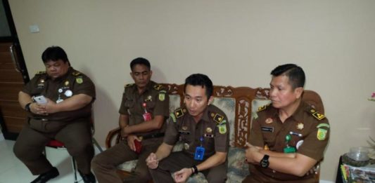 Difitnah dan Terzalimi, AF Bakal Lapor Balik BERI BANTAHAN. AJ (dua dari kanan) memberikan keterangan kepada wartawan di kantor Kejati Kalbar, Senin (6/8). Andi Ridwansyah-RK