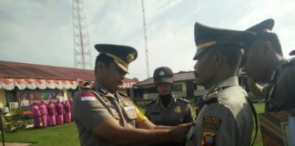Dua Perwira di Polres Kapuas Hulu Diganti PASANG TANDA JABATAN. Kapolres Kapuas Hulu AKBP R Siswo Handoyo memasang tanda jabatan kepada Iptu Parwana dengan jabatan baru sebagai Kapolsek Seberuang, pada acara sertijab di Halaman Mapolres, Senin (6/8)—Andreas/RK