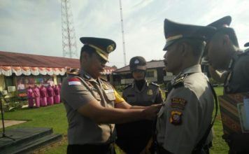 Dua Perwira di Polres Kapuas Hulu Diganti PASANG TANDA JABATAN. Kapolres Kapuas Hulu AKBP R Siswo Handoyo memasang tanda jabatan kepada Iptu Parwana dengan jabatan baru sebagai Kapolsek Seberuang, pada acara sertijab di Halaman Mapolres, Senin (6/8)—Andreas/RK