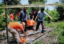 Tewas Akibat Sabetan Parang dan Dipukul Palu PEMBUNUHAN. Jasad Floren ditemukan di semak-semak beserta parang dan palu yang diduga digunakan pelaku untuk membunuh di dekat kandang ayam di Jalan Bakti TR 10 Desa Rasau Jaya 3 Kecamatan Rasau Jaya 3 Kabupaten Kubu Raya, Sabtu (10/8). Polisi for RK