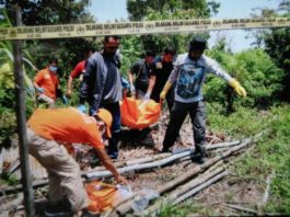 Tewas Akibat Sabetan Parang dan Dipukul Palu PEMBUNUHAN. Jasad Floren ditemukan di semak-semak beserta parang dan palu yang diduga digunakan pelaku untuk membunuh di dekat kandang ayam di Jalan Bakti TR 10 Desa Rasau Jaya 3 Kecamatan Rasau Jaya 3 Kabupaten Kubu Raya, Sabtu (10/8). Polisi for RK