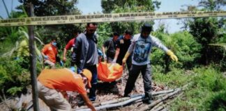 Tewas Akibat Sabetan Parang dan Dipukul Palu PEMBUNUHAN. Jasad Floren ditemukan di semak-semak beserta parang dan palu yang diduga digunakan pelaku untuk membunuh di dekat kandang ayam di Jalan Bakti TR 10 Desa Rasau Jaya 3 Kecamatan Rasau Jaya 3 Kabupaten Kubu Raya, Sabtu (10/8). Polisi for RK