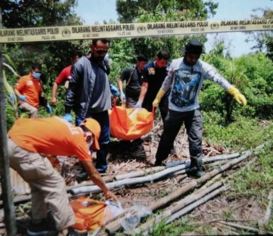 Tewas Akibat Sabetan Parang dan Dipukul Palu PEMBUNUHAN. Jasad Floren ditemukan di semak-semak beserta parang dan palu yang diduga digunakan pelaku untuk membunuh di dekat kandang ayam di Jalan Bakti TR 10 Desa Rasau Jaya 3 Kecamatan Rasau Jaya 3 Kabupaten Kubu Raya, Sabtu (10/8). Polisi for RK