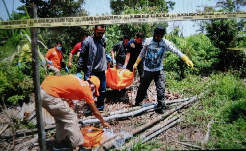 PEMBUNUHAN. Jasad Floren ditemukan di semak-semak beserta parang dan palu yang diduga digunakan pelaku untuk membunuh di dekat kandang ayam di Jalan Bakti TR 10 Desa Rasau Jaya 3 Kecamatan Rasau Jaya 3 Kabupaten Kubu Raya, Sabtu (10/8). Polisi for RK
