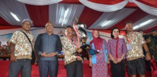 Papua Barat Juara Umum PIALA BERGILIR. Asisten Administrasi dan Umum Sekda Kalbar, Marlina menyerahkan piala bergilir Presiden RI kepada kontingen Papua Barat yang berhasil mendapatkan juara Umum Pesparawi Nasional Xll di Stadion SSA, Pontianak, Jumat malam (3/8). Maulidi Murni-RK