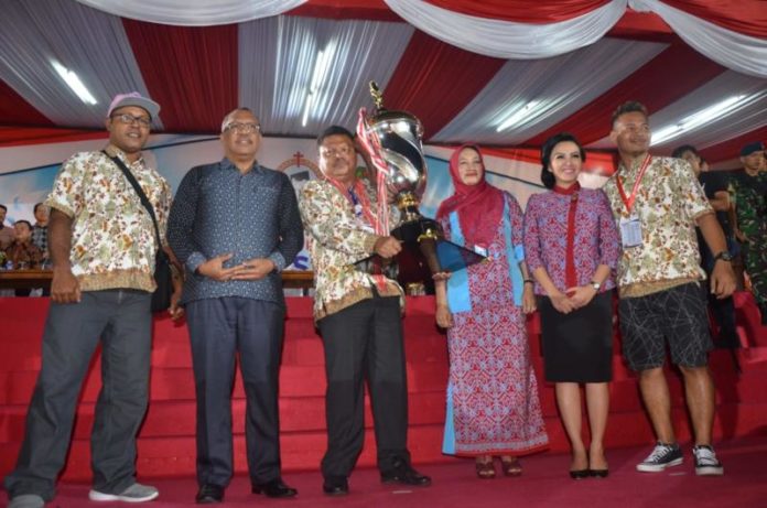 PIALA BERGILIR. Asisten Administrasi dan Umum Sekda Kalbar, Marlina menyerahkan piala bergilir Presiden RI kepada kontingen Papua Barat yang berhasil mendapatkan juara Umum Pesparawi Nasional Xll di Stadion SSA, Pontianak, Jumat malam (3/8). Maulidi Murni-RK