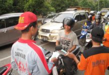 Damkar Swasta Bagi-bagi Masker BAGI MASKER. Anggota damkar swasta membagikan masker kepada pengendara di traffic light Digulis Untan, Kamis sore (23/8). Maulidi Murni-RK