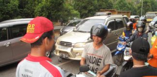 Damkar Swasta Bagi-bagi Masker BAGI MASKER. Anggota damkar swasta membagikan masker kepada pengendara di traffic light Digulis Untan, Kamis sore (23/8). Maulidi Murni-RK