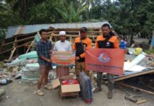 Selamatkan Barang, Ibu Tak Sengaja Melempar Bayinya BANTUAN. Relindo Kalbar menyerahkan bantuan kepada para korban gempa bumi di Lombok Utara, NTB, beberapa waktu lalu. Agus Harianto for RK