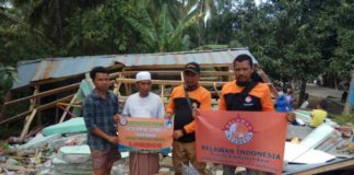 Selamatkan Barang, Ibu Tak Sengaja Melempar Bayinya BANTUAN. Relindo Kalbar menyerahkan bantuan kepada para korban gempa bumi di Lombok Utara, NTB, beberapa waktu lalu. Agus Harianto for RK