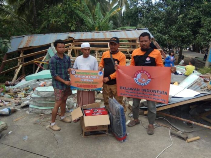 BANTUAN. Relindo Kalbar menyerahkan bantuan kepada para korban gempa bumi di Lombok Utara, NTB, beberapa waktu lalu. Agus Harianto for RK