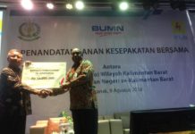 Kejati-PLN Jalin Kerjasama BANTUAN. Richard Safkaur menyerahkan bantuan secara simbolis untuk TK Adhyaksa kepada Sudarwidadi di Hotel Golden Tulip, Pontianak Kamis (9/8). Nova Sari-RK