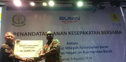 Kejati-PLN Jalin Kerjasama BANTUAN. Richard Safkaur menyerahkan bantuan secara simbolis untuk TK Adhyaksa kepada Sudarwidadi di Hotel Golden Tulip, Pontianak Kamis (9/8). Nova Sari-RK