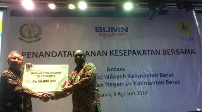 Kejati-PLN Jalin Kerjasama BANTUAN. Richard Safkaur menyerahkan bantuan secara simbolis untuk TK Adhyaksa kepada Sudarwidadi di Hotel Golden Tulip, Pontianak Kamis (9/8). Nova Sari-RK