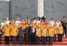 Pamitan Pimpin Kalbar, Midji Mohon Dukungan BERSAMA VETERAN. Sutarmidji beserta Forkopimda bersama Veteran berfoto bersama usai upacara pengibaran bendera merah putih HUT ke 73 RI di lapangan Keboen Sajoek Pontianak, Jumat (17/8). Humas Pemkot for RK