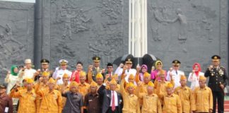 Pamitan Pimpin Kalbar, Midji Mohon Dukungan BERSAMA VETERAN. Sutarmidji beserta Forkopimda bersama Veteran berfoto bersama usai upacara pengibaran bendera merah putih HUT ke 73 RI di lapangan Keboen Sajoek Pontianak, Jumat (17/8). Humas Pemkot for RK