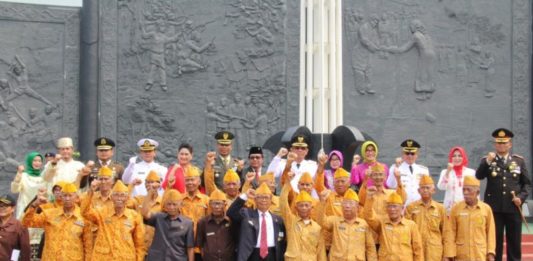 Pamitan Pimpin Kalbar, Midji Mohon Dukungan BERSAMA VETERAN. Sutarmidji beserta Forkopimda bersama Veteran berfoto bersama usai upacara pengibaran bendera merah putih HUT ke 73 RI di lapangan Keboen Sajoek Pontianak, Jumat (17/8). Humas Pemkot for RK