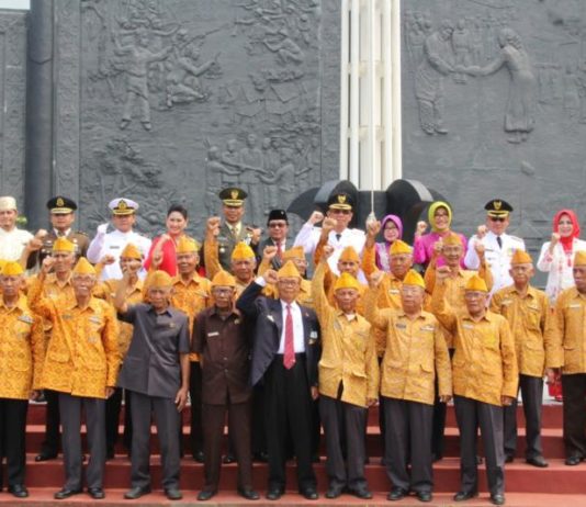 Pamitan Pimpin Kalbar, Midji Mohon Dukungan BERSAMA VETERAN. Sutarmidji beserta Forkopimda bersama Veteran berfoto bersama usai upacara pengibaran bendera merah putih HUT ke 73 RI di lapangan Keboen Sajoek Pontianak, Jumat (17/8). Humas Pemkot for RK