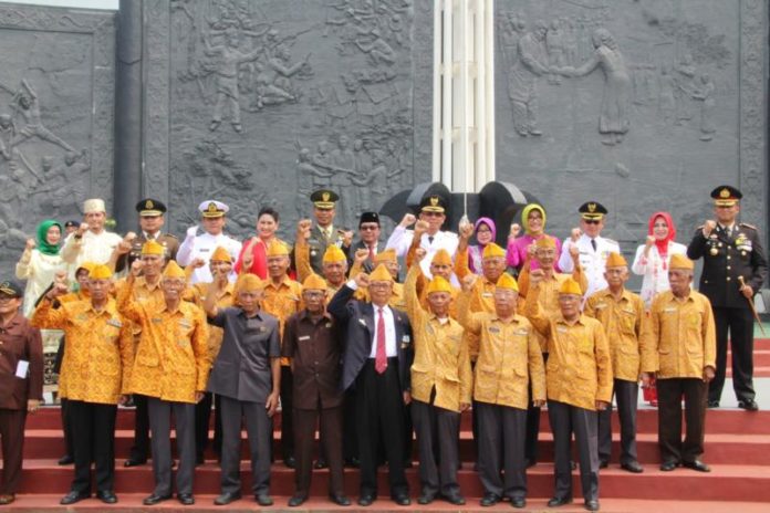 BERSAMA VETERAN. Sutarmidji beserta Forkopimda bersama Veteran berfoto bersama usai upacara pengibaran bendera merah putih HUT ke 73 RI di lapangan Keboen Sajoek Pontianak, Jumat (17/8). Humas Pemkot for RK