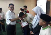 Pemkot Kirim 8 Peserta di MTQ Nasional di Riau BONUS. Edi Rusdi Kamtono didampingi Mulyadi menyerahkan bonus bagi pemenang MTQ tingkat provinsi di aula kantor Wali Kota Pontianak, Selasa (31/7). Gusnadi-RK