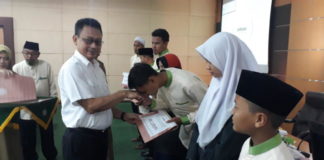 Pemkot Kirim 8 Peserta di MTQ Nasional di Riau BONUS. Edi Rusdi Kamtono didampingi Mulyadi menyerahkan bonus bagi pemenang MTQ tingkat provinsi di aula kantor Wali Kota Pontianak, Selasa (31/7). Gusnadi-RK