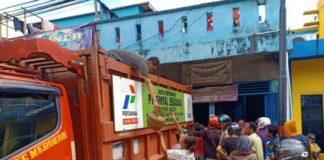 Warga Mengantre Berjam-jam di Pangkalan BELI GAS. Salah seorang warga membeli gas elpiji 3 kilogram di salah satu pangkalan gas di ibukota Kabupaten Sekadau, Jumat (3/8). Abdu Syukri