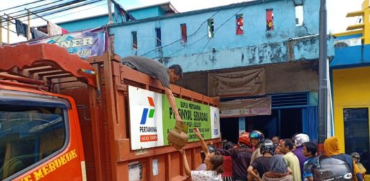 Warga Mengantre Berjam-jam di Pangkalan BELI GAS. Salah seorang warga membeli gas elpiji 3 kilogram di salah satu pangkalan gas di ibukota Kabupaten Sekadau, Jumat (3/8). Abdu Syukri
