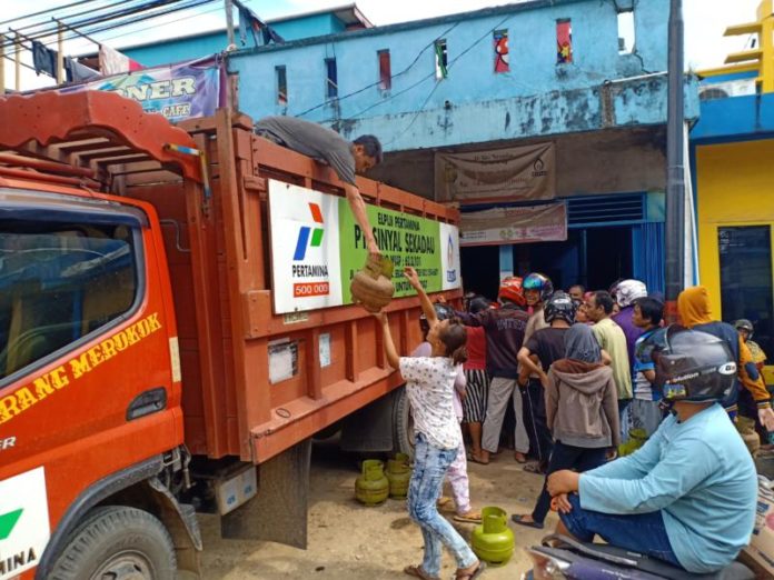 BELI GAS. Salah seorang warga membeli gas elpiji 3 kilogram di salah satu pangkalan gas di ibukota Kabupaten Sekadau, Jumat (3/8). Abdu Syukri