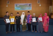 Angka Kemiskinan Sambas Capai 8,54 Persen LKKS SAMBAS. Bupati Sambas, H Atbah Romin Suhaili Lc dan Ketua LKKS Kabupaten Sambas, Hj Lusyanah Kosasih Atbah foto bersama masyarakat tuna netra Kabupaten Sambas, usai pengukuhan Pengurus LKKS Kabupaten Sambas di Aula Utama Kantor Bupati Sambas, Senin (30/7).