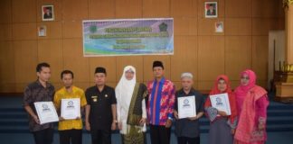 Angka Kemiskinan Sambas Capai 8,54 Persen LKKS SAMBAS. Bupati Sambas, H Atbah Romin Suhaili Lc dan Ketua LKKS Kabupaten Sambas, Hj Lusyanah Kosasih Atbah foto bersama masyarakat tuna netra Kabupaten Sambas, usai pengukuhan Pengurus LKKS Kabupaten Sambas di Aula Utama Kantor Bupati Sambas, Senin (30/7).