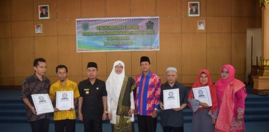 Angka Kemiskinan Sambas Capai 8,54 Persen LKKS SAMBAS. Bupati Sambas, H Atbah Romin Suhaili Lc dan Ketua LKKS Kabupaten Sambas, Hj Lusyanah Kosasih Atbah foto bersama masyarakat tuna netra Kabupaten Sambas, usai pengukuhan Pengurus LKKS Kabupaten Sambas di Aula Utama Kantor Bupati Sambas, Senin (30/7).