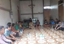 Pingsan Berantai, Melihat Mahluk Halus DIALOG. Daniel bersama Forkopincam Nanga Pinoh berdialog dengan masyarakat di rumah Kepala Dusun Otak Pantai Desa Tebing Kerangan, kemarin. Bain for RK