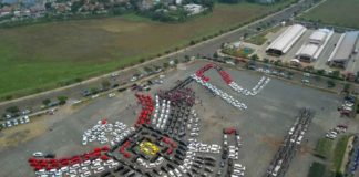 Aksi Komunitas Mobil Membentuk Formasi Garuda Indonesia