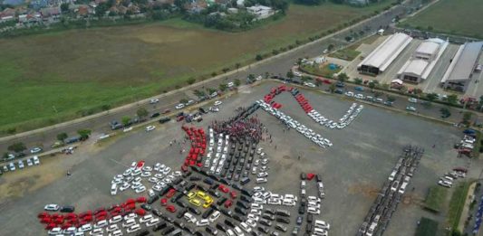 Aksi Komunitas Mobil Membentuk Formasi Garuda Indonesia