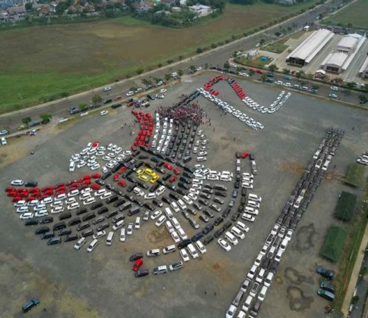 Aksi Komunitas Mobil Membentuk Formasi Garuda Indonesia