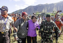Korban Tewas Jadi 392 Orang EVAKUASI LOMBOK. Tim Basarnas dibantu Danrem NTB 162 Wirabhakti (topi loreng), Kolonel CZI Ahmad Rizal Ramdani, mengangkat jenazah korban gempa dari helicopter di lapangan Sembalun, Lombok Timur, Selasa (31/7). IVAN MARDIANSYAH-LOMBOK POS