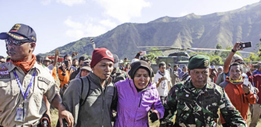 Korban Tewas Jadi 392 Orang EVAKUASI LOMBOK. Tim Basarnas dibantu Danrem NTB 162 Wirabhakti (topi loreng), Kolonel CZI Ahmad Rizal Ramdani, mengangkat jenazah korban gempa dari helicopter di lapangan Sembalun, Lombok Timur, Selasa (31/7). IVAN MARDIANSYAH-LOMBOK POS