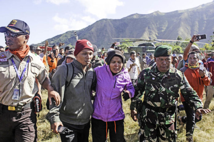 EVAKUASI LOMBOK. Tim Basarnas dibantu Danrem NTB 162 Wirabhakti (topi loreng), Kolonel CZI Ahmad Rizal Ramdani, mengangkat jenazah korban gempa dari helicopter di lapangan Sembalun, Lombok Timur, Selasa (31/7). IVAN MARDIANSYAH-LOMBOK POS