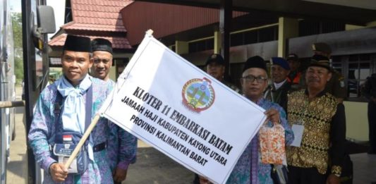 Keberangkatan JCH Kayong Utara Aman dan Lancar Berangkat. Kamadi memimpin rombongan menuju Batam. Humas for Rakyat Kalbar