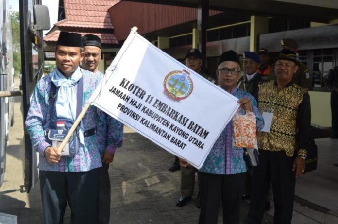 Berangkat. Kamadi memimpin rombongan menuju Batam. Humas for Rakyat Kalbar