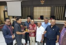 Komisi IV Studi Banding ke Makassar Cenderamata. Ketua Komisi IV DPRD Provinsi Kalbar, Thomas Alexander didampingi sejumlah anggotanya melakukan pertukaran cenderamata ketika melakukan studi banding ke Provinsi Sulawesi Selatan, baru-baru ini. Humas for Rakyat Kalbar