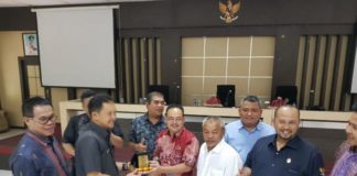 Komisi IV Studi Banding ke Makassar Cenderamata. Ketua Komisi IV DPRD Provinsi Kalbar, Thomas Alexander didampingi sejumlah anggotanya melakukan pertukaran cenderamata ketika melakukan studi banding ke Provinsi Sulawesi Selatan, baru-baru ini. Humas for Rakyat Kalbar