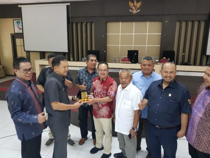 Cenderamata. Ketua Komisi IV DPRD Provinsi Kalbar, Thomas Alexander didampingi sejumlah anggotanya melakukan pertukaran cenderamata ketika melakukan studi banding ke Provinsi Sulawesi Selatan, baru-baru ini. Humas for Rakyat Kalbar