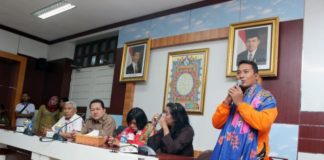 Hapkido Membuat Kubu Raya Diperhitungkan di Pentas Olahraga Nasional Sambutan. Pelatih Hapkido, Rusli sedang memberikan sambutan usai penyambutan Devi Safitri di Kantor Bupati Kubu Raya, belum lama ini. Syamsul Arifin/RK.