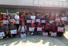 Galang Dana untuk Lombok dan Rafa Penggalangan Dana. Gabungan organisasi di Melawi diabadikan bersama Wabup Melawi, Dadi Sunarya sebelum melakukan penggalangan dana untuk korban bencana Lombok di Lapangan Kuliner Nanga Pinoh, Jumat, pekan lalu. Dedi Irawan/RK.