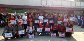 Galang Dana untuk Lombok dan Rafa Penggalangan Dana. Gabungan organisasi di Melawi diabadikan bersama Wabup Melawi, Dadi Sunarya sebelum melakukan penggalangan dana untuk korban bencana Lombok di Lapangan Kuliner Nanga Pinoh, Jumat, pekan lalu. Dedi Irawan/RK.